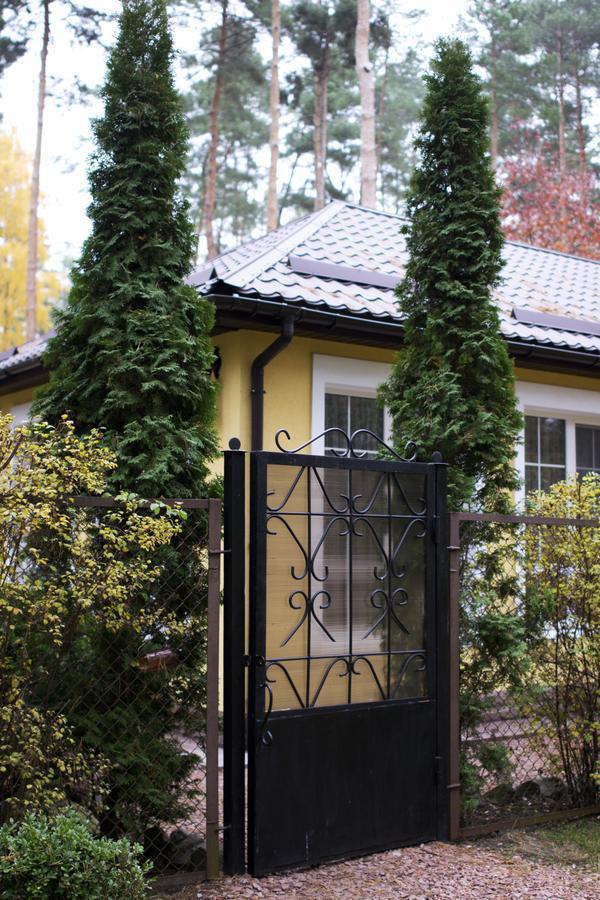 Gasthaus Domik V Lesy Lyutezh Exterior foto